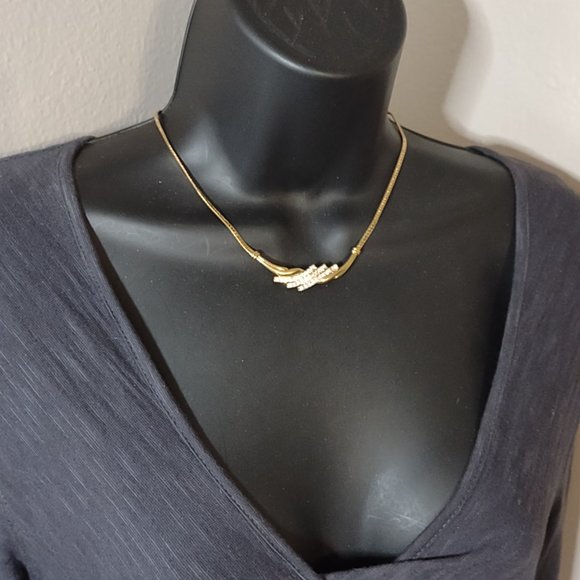 Pretty Avon Gold Tone Bracelet And Necklace Set - Picture 7 of 8